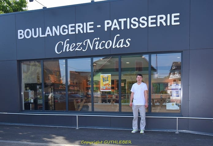 Nicolas devant sa boulangerie